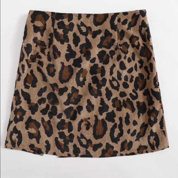 Cheetah print skirt with slit - Picture 2 of 2